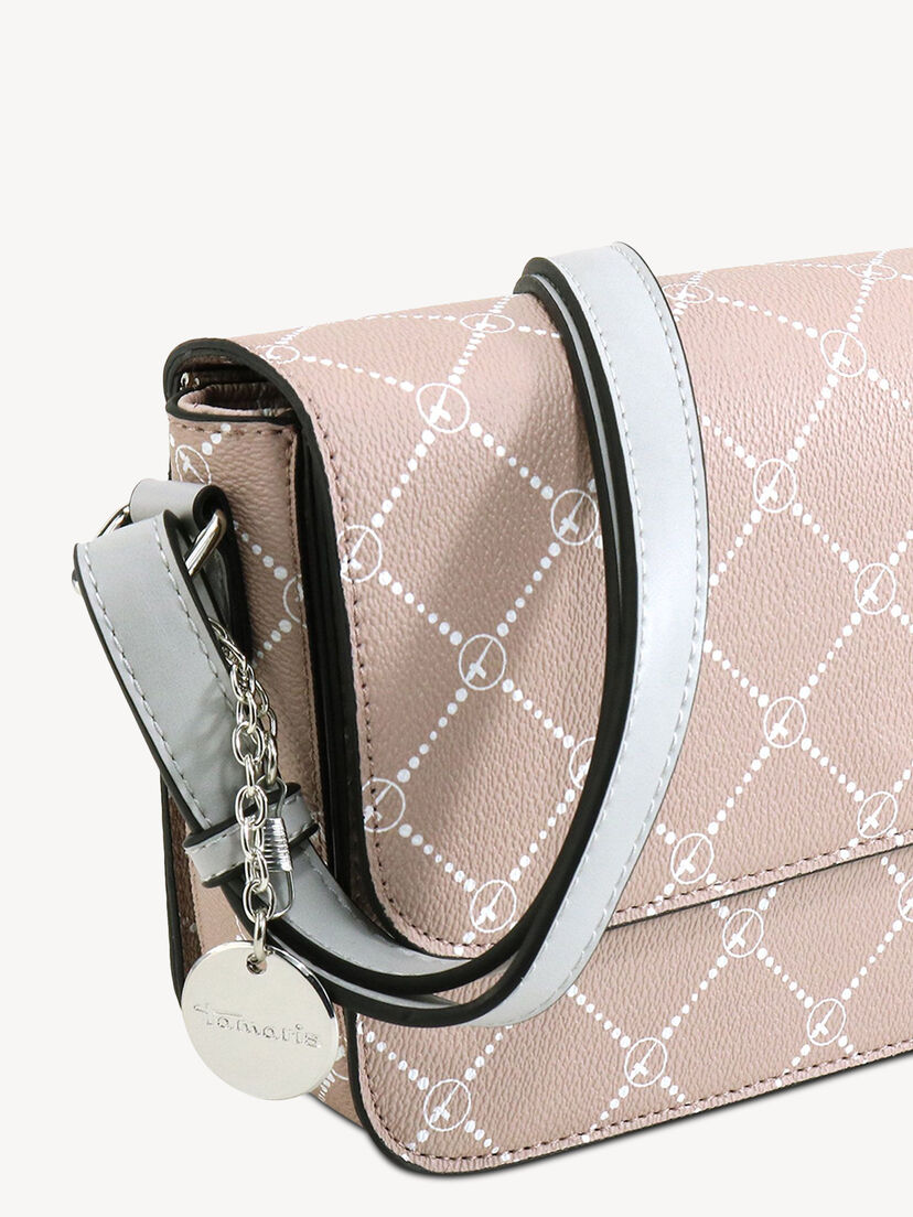 Detail van riem van roze schoudertas met wit patroon en zilveren hanger