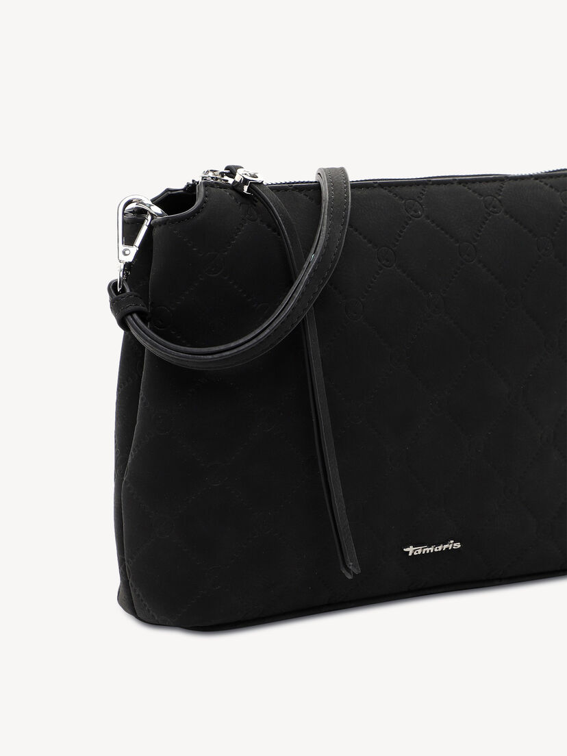 Close-up van zwarte gewatteerde tas met metalen logo en sierlijke rits