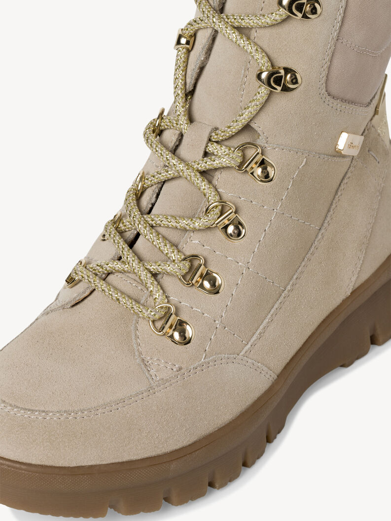 Detailaufnahme goldfarbener Metall&ouml;sen und beiger Schn&uuml;rsenkel an Winterstiefeln