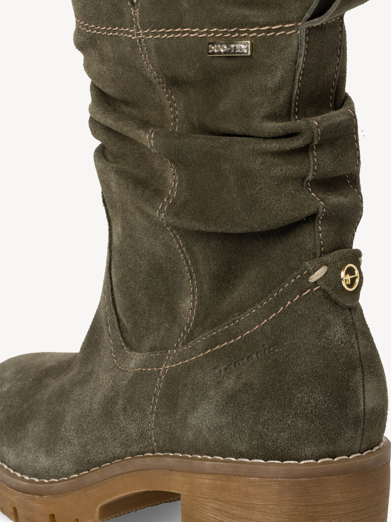 Nahaufnahme olivgr&uuml;ner Wildleder-Stiefelette mit Ziern&auml;hten und Metalllogo