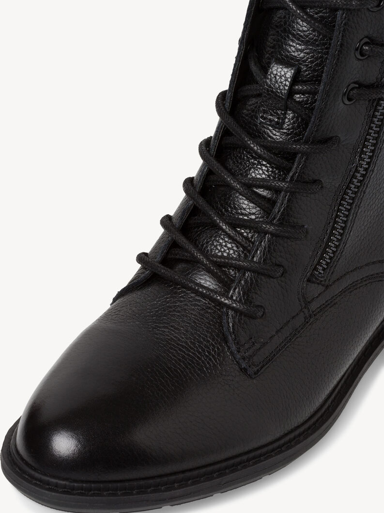 Gros plan sur l&rsquo;avant en cuir noir et les lacets de bottine