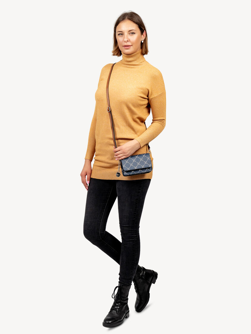 Vrouw met donkerblauwe leren crossbodytas met wit patroon gedragen