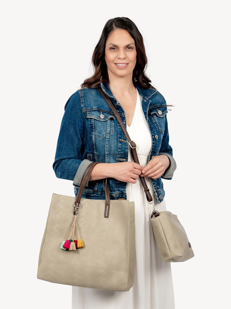 Femme portant sac gris et petit sac avec pompons color&eacute;s