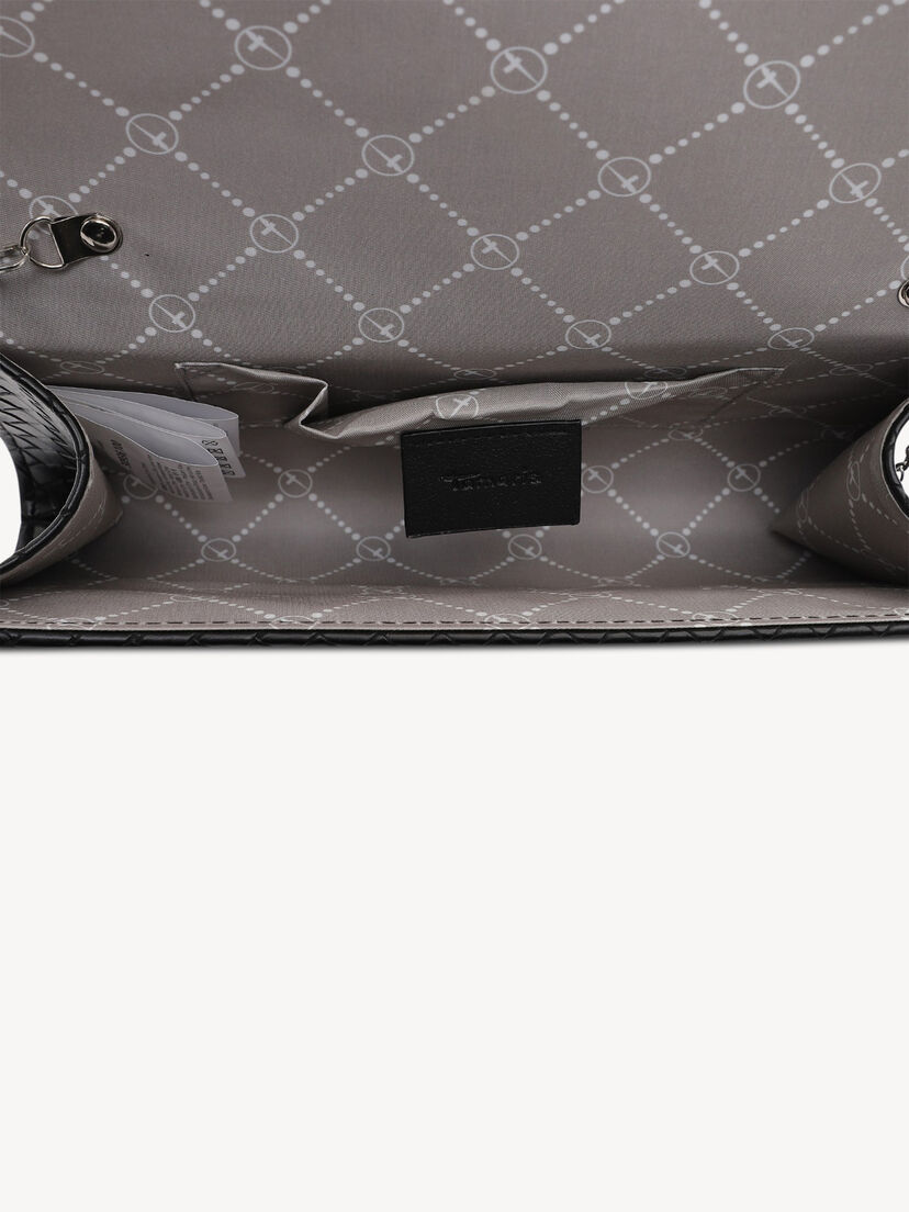 Binnenkant van zwarte clutch met beige voering en kleine vakken